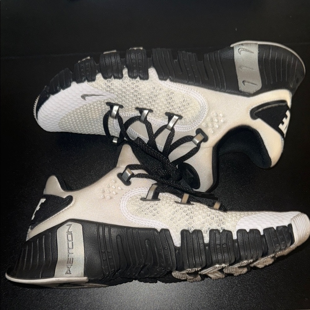 Nike Metcon Women’s Shoes - Black and White